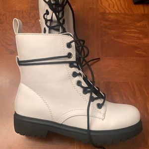 NWB-So Bowfin White Combat Ankle Boots